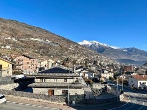 una vista di una città con una montagna sullo sfondo di Beau Soleil ad Aosta