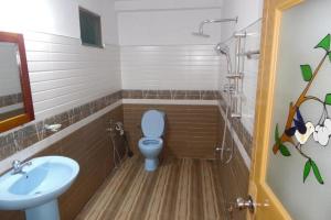Sea Breeze Inn Talalla في تالالا ساوث: حمام مع مرحاض ومغسلة