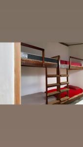 ムクジェーにあるHostel Solarの赤いマットレス付きの客室で、二段ベッド2台が備わります。