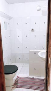 een badkamer met een toilet en een wastafel bij Hostel Solar in Mucugê