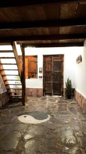 een kamer met 2 deuren en een stenen vloer bij Hostel Solar in Mucugê