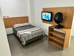um quarto com uma cama e uma televisão de ecrã plano em Studio mobiliado em São Paulo Vila Guilherme - Expo Center Norte em São Paulo