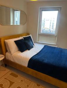 a bed in a room with a window and a bed sidx sidx sidx at City Centre Apartment - Sleeps 5 in Nottingham