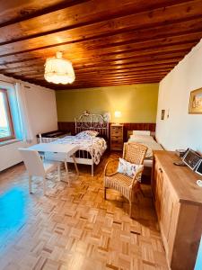 salon ze stołem i łóżkiem w obiekcie Familienapartment mit Balkon und Garten w mieście Ober-Lembach