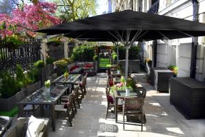 Um restaurante ou outro lugar para comer em The Royal Horseguards Hotel, London