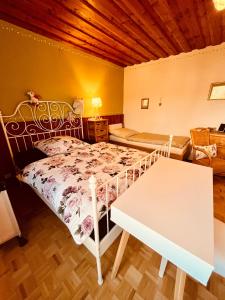 sypialnia z białym łóżkiem i stołem w obiekcie Familienapartment mit Balkon und Garten w mieście Ober-Lembach