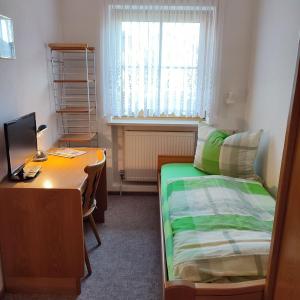 Postel nebo postele na pokoji v ubytování Frühstücks-Pension Lichtenauer Hof