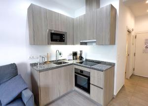 Kuchyňa alebo kuchynka v ubytovaní SKOL 350. Great 2 Bedroom Apartment in Skol Marbella + 29 fotografií