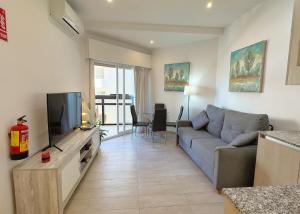 Televízia a/alebo spoločenská miestnosť v ubytovaní SKOL 350. Great 2 Bedroom Apartment in Skol Marbella