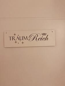 a sign that says tum run rebel on a wall at Familienapartment mit Balkon und Garten in Ober-Lembach