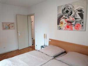 a bedroom with a bed and a painting on the wall at Architekten Villa in Theaternähe in Meiningen