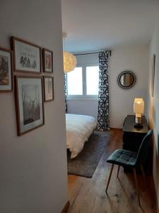 Posteľ alebo postele v izbe v ubytovaní Spacieux appart - 2 chambres à coucher incl Jacuzzi Privé