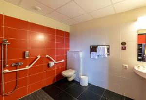 カステルキュリエにあるB&B HOTEL Agen Castelculierのバスルーム(トイレ、洗面台付)