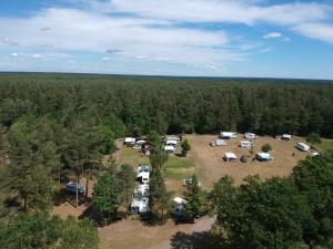 una vista aérea de un grupo de tiendas de campaña en el bosque en Camping Sonnenberg en Faßberg