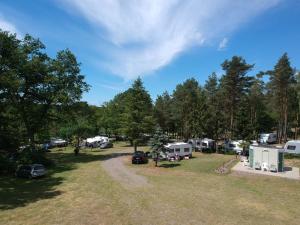 una vista aérea de un camping con tiendas de campaña y árboles en Camping Sonnenberg en Faßberg