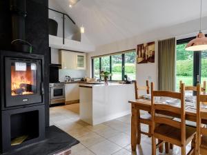 Η κουζίνα ή μικρή κουζίνα στο 2 Bed in Okehampton 75708