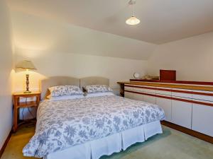 Un pat sau paturi într-o cameră la 1 Bed in Alness CA015