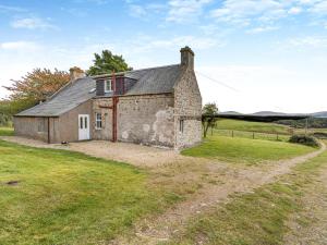 an old stone house in a field with a dirt road at 3 bed in Carron CA227 in Carron