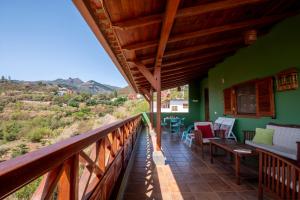 ベガ・デ・サン・マテオにあるCasa Rural Gran Canaria El Cañaveralの山の景色を望む家のバルコニー