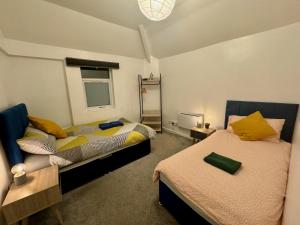 sypialnia z 2 łóżkami i oknem w obiekcie Space For Groups, 10 mins from centre with parking! w Cardiff