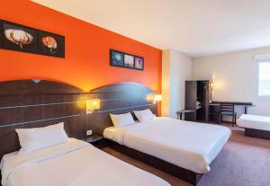 カステルキュリエにあるB&B HOTEL Agen Castelculierのオレンジ色の壁の客室で、ベッド2台が備わります。