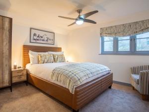 1 dormitorio con 1 cama y ventilador de techo en 3 Bed in Looe 77865, en Saint Keyne