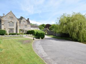 uma antiga casa de pedra com uma entrada em 3 Bed in Cerne Abbas 74803 em Cerne Abbas