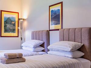 Duas camas sentadas uma ao lado da outra num quarto em 1 Bed in Alness CA232 em Boath