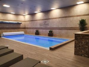 Bazén v ubytování Hotel Na Farmě Choťovice nebo v jeho okolí