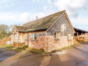 una vieja casa de ladrillo al lado de una calle en 2 Bed in Ironbridge 77771 en Leighton