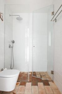 uma casa de banho com uma banheira e um chuveiro com uma banheira em Hoso Loft 24 Beach House em Costa da Caparica