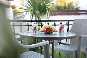 una mesa con un bol de fruta en ella en Kolevri Studios, en Laganas