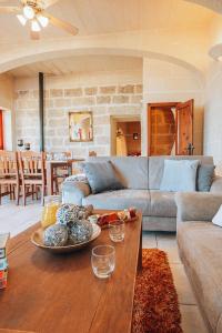 uma sala de estar com um sofá e uma mesa em Amaryllis Holiday Home em Qala