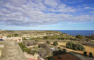 una vista dell'oceano da un edificio di Amaryllis Holiday Home a Qala