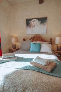 Ένα ή περισσότερα κρεβάτια σε δωμάτιο στο Amaryllis Holiday Home