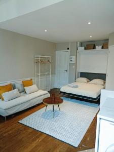 - un salon avec 2 lits et une table basse dans l'établissement Yukos-Studio Cosy-(Hypercentre), à Rennes