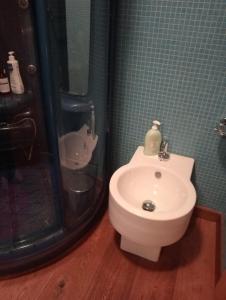 ブレウイル・チェルヴィナイアにあるCerviniaのバスルーム(トイレ、シャワー、シンク付)