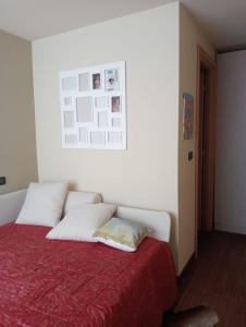 una camera con un letto con una coperta rossa di Cervinia a Breuil-Cervinia