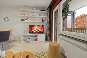 TV a/nebo společenská místnost v ubytování Chaleureux studio proche des pistes de ski