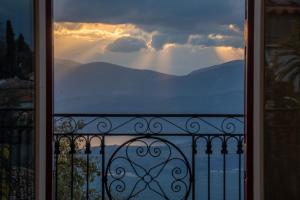 einen Balkon mit Meerblick in der Unterkunft Delphian Colors - Blue Edition in Delphi