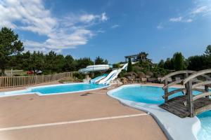 een zwembad met glijbaan in een resort bij Camping le Caussanel in Canet-de-Salars