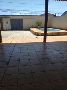 un patio vacío con piscina en un edificio en Pousadinha Sophia Verde, en Goiânia