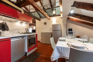 cocina con mesa y mantel blanco en Glass House - Loft 2 minutes to Rialto Bridge & View, en Venecia