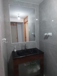 W łazience znajduje się umywalka i lustro. w obiekcie Casa Rural Poblado de Acha Arica w mieście Arica