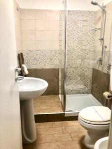 Un baño con ducha, lavabo e inodoro. en La Bella Balla-rò Rooms, en Palermo