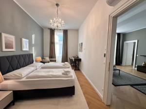 - une chambre avec 2 lits et un lustre dans l'établissement Vienna Stay Apartments Taborstrasse, à Vienne