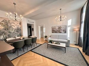 - un salon avec un canapé et une table dans l'établissement Vienna Stay Apartments Taborstrasse, à Vienne