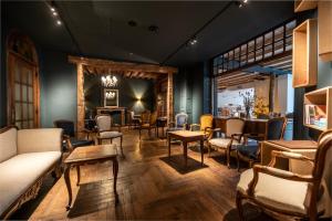 Posezení v ubytování Hostellerie La Claire Fontaine, Logis hôtels & Spa