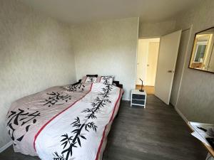 Cama o camas de una habitación en Maison de 4 chambres avec jardin clos et wifi a Elancourt