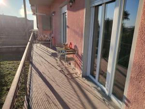 a balcony with a table and chairs on a house at Accogliente bilocale comodo per aeroporto e centro in Caselle Torinese